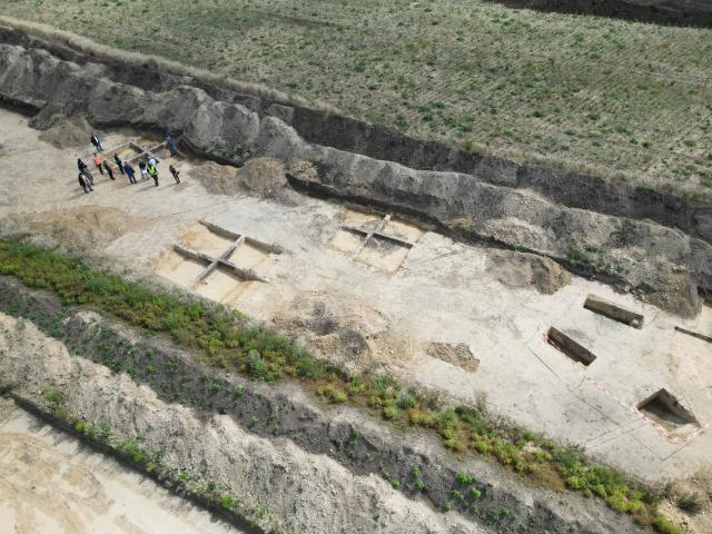 24 August 2026, Saxony-Anhalt, Halberstadt: Staff members of the Saxony-Anhalt State Office for the Preservation of Historical Monuments and Archaeology (LDA) present the initial findings from an investigation of a medieval abandoned settlement in Halberstadt. As part of the ongoing development of the Halberstadt Ost industrial park, the LDA is conducting archaeological excavations. Photo: Matthias Bein/dpa