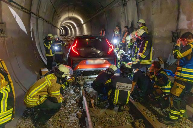 24 August 2026, North Rhine-Westphalia, Bochum: Firefighters working on a car that is stuck in a subway tunnel. A woman in Bochum drove her car about one kilometer into a subway tunnel. Photo: Justin Brosch/dpa - ACHTUNG: Kennzeichen wurde aus rechtlichen Gründen gepixelt