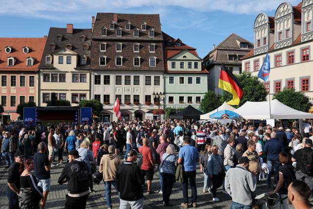 24 August 2026, Saxony-Anhalt, Naumburg (Saale): People stand in the town square, before the start of the campaign of the Ulrich Siegmund, the Alternative for Germany (AfD) top candidate for the state election in Saxony-Anhalt. Photo: Jan Woitas/dpa