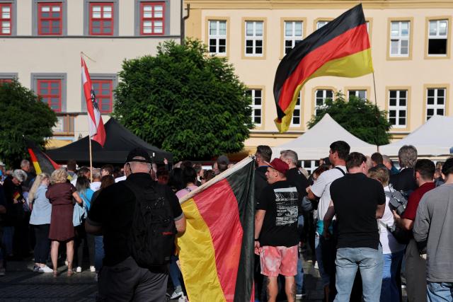 24 August 2026, Saxony-Anhalt, Naumburg (Saale): People stand in the town square, before the start of the campaign of the Ulrich Siegmund, the Alternative for Germany (AfD) top candidate for the state election in Saxony-Anhalt. Photo: Jan Woitas/dpa