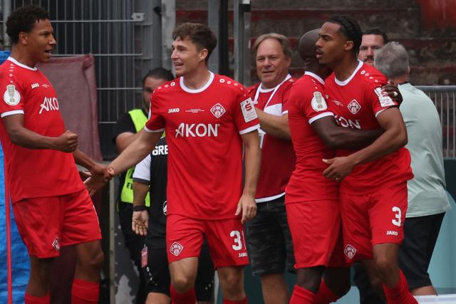 24 August 2026, Bavaria, Wuerzburg: Wuerzburger's David Abrangaos celebrates scoring his side's first goal during the German DFB Cup first round soccer match between Wuerzburger Kickers and 1. FC Cologne at AKON Arena. Photo: Karl-Josef Hildenbrand/dpa - WICHTIGER HINWEIS: Gemäß den Vorgaben der Bundesliga bzw. des DFB Deutscher Fußball-Bund ist es untersagt, in dem Stadion und/oder vom Spiel angefertigte Fotoaufnahmen in Form von Sequenzbildern und/oder videoähnlichen Fotostrecken zu verwerten bzw. verwerten zu lassen.