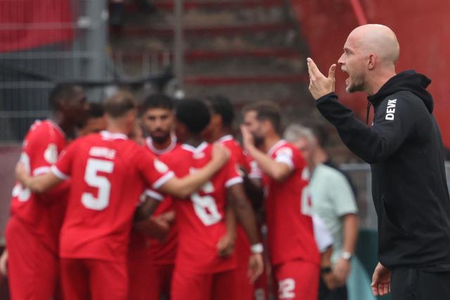 24 August 2026, Bavaria, Wuerzburg: Cologne coach Rene Wagner gestures after receiving the first goal during the German DFB Cup first round soccer match between Wuerzburger Kickers and 1. FC Cologne at AKON Arena. Photo: Karl-Josef Hildenbrand/dpa - WICHTIGER HINWEIS: Gemäß den Vorgaben der Bundesliga bzw. des DFB Deutscher Fußball-Bund ist es untersagt, in dem Stadion und/oder vom Spiel angefertigte Fotoaufnahmen in Form von Sequenzbildern und/oder videoähnlichen Fotostrecken zu verwerten bzw. verwerten zu lassen.