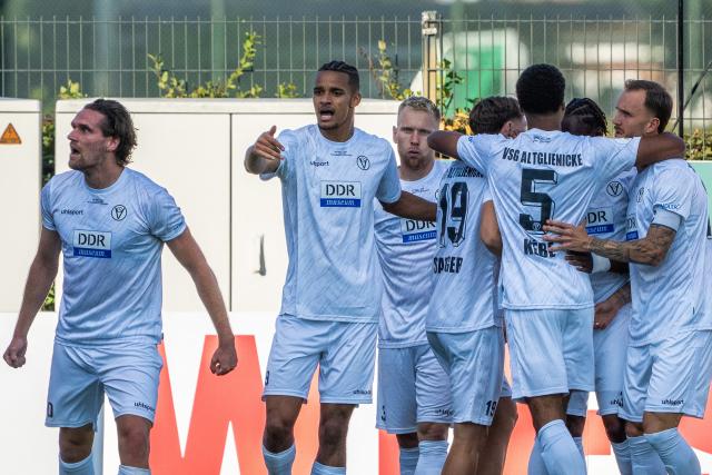 24 August 2026, Berlin: Altglienicke's Jonas Nietfeld (R) celebrates scoring his side's first goal with teammates during the German DFB Cup first round soccer match between VSG Altglienicke and VfL Wolfsburg at Stadion auf dem Wurfplatz (Amateur Stadium). Photo: Soeren Stache/dpa - WICHTIGER HINWEIS: Gemäß den Vorgaben der Bundesliga bzw. des DFB Deutscher Fußball-Bund ist es untersagt, in dem Stadion und/oder vom Spiel angefertigte Fotoaufnahmen in Form von Sequenzbildern und/oder videoähnlichen Fotostrecken zu verwerten bzw. verwerten zu lassen.