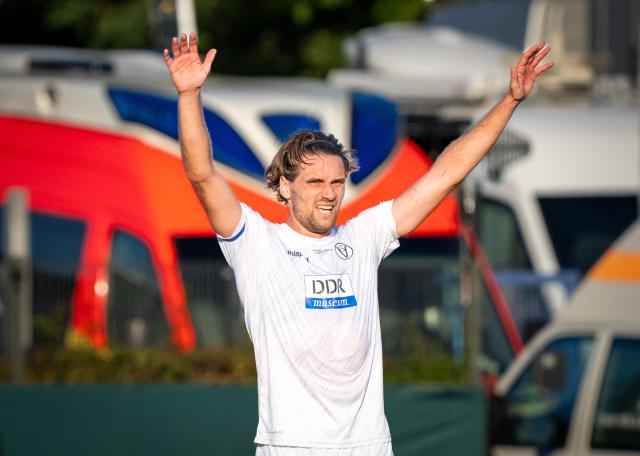 24 August 2026, Berlin: Altglienicke's Jonas Nietfeld celebrates scoring his side's first goal during the German DFB Cup first round soccer match between VSG Altglienicke and VfL Wolfsburg at Stadion auf dem Wurfplatz (Amateur Stadium). Photo: Soeren Stache/dpa - WICHTIGER HINWEIS: Gemäß den Vorgaben der Bundesliga bzw. des DFB Deutscher Fußball-Bund ist es untersagt, in dem Stadion und/oder vom Spiel angefertigte Fotoaufnahmen in Form von Sequenzbildern und/oder videoähnlichen Fotostrecken zu verwerten bzw. verwerten zu lassen.