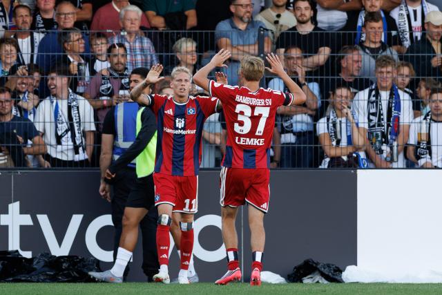 24 August 2026, North Rhine-Westphalia, Verl: Hamburger's Albert Groenbaek (L) celebrates scoring his side's first goal with teammate Louis Lemke during the German DFB Cup first round soccer match between SC Verl and Hamburger SV at Sportclub Arena. Photo: Friso Gentsch/dpa - WICHTIGER HINWEIS: Gemäß den Vorgaben der Bundesliga bzw. des DFB Deutscher Fußball-Bund ist es untersagt, in dem Stadion und/oder vom Spiel angefertigte Fotoaufnahmen in Form von Sequenzbildern und/oder videoähnlichen Fotostrecken zu verwerten bzw. verwerten zu lassen.