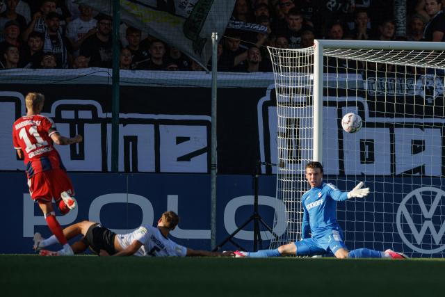 24 August 2026, North Rhine-Westphalia, Verl: Hamburger's Albert Groenbaek (L) scores his side's first goal during the German DFB Cup first round soccer match between SC Verl and Hamburger SV at Sportclub Arena. Photo: Friso Gentsch/dpa - WICHTIGER HINWEIS: Gemäß den Vorgaben der Bundesliga bzw. des DFB Deutscher Fußball-Bund ist es untersagt, in dem Stadion und/oder vom Spiel angefertigte Fotoaufnahmen in Form von Sequenzbildern und/oder videoähnlichen Fotostrecken zu verwerten bzw. verwerten zu lassen.