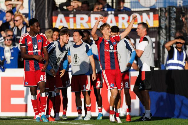 24 August 2026, North Rhine-Westphalia, Verl: Hamburger's Louis Lemke (R) celebrates scoring his side's third goal with teammates during the German DFB Cup first round soccer match between SC Verl and Hamburger SV at Sportclub Arena. Photo: Friso Gentsch/dpa - WICHTIGER HINWEIS: Gemäß den Vorgaben der Bundesliga bzw. des DFB Deutscher Fußball-Bund ist es untersagt, in dem Stadion und/oder vom Spiel angefertigte Fotoaufnahmen in Form von Sequenzbildern und/oder videoähnlichen Fotostrecken zu verwerten bzw. verwerten zu lassen.