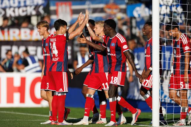 24 August 2026, North Rhine-Westphalia, Verl: Hamburger's Albert Groenbaek (C) celebrates scoring his side's second goal with teammate Nicolas Capaldo (2nd L) during the German DFB Cup first round soccer match between SC Verl and Hamburger SV at Sportclub Arena. Photo: Friso Gentsch/dpa - WICHTIGER HINWEIS: Gemäß den Vorgaben der Bundesliga bzw. des DFB Deutscher Fußball-Bund ist es untersagt, in dem Stadion und/oder vom Spiel angefertigte Fotoaufnahmen in Form von Sequenzbildern und/oder videoähnlichen Fotostrecken zu verwerten bzw. verwerten zu lassen.