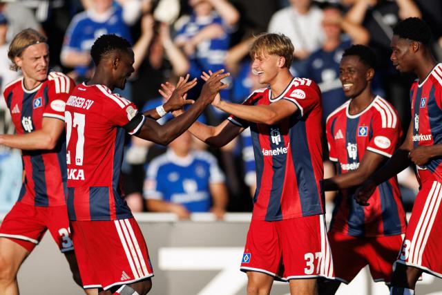 24 August 2026, North Rhine-Westphalia, Verl: Hamburger's Louis Lemke (C) celebrates scoring his side's third goal with teammates during the German DFB Cup first round soccer match between SC Verl and Hamburger SV at Sportclub Arena. Photo: Friso Gentsch/dpa - WICHTIGER HINWEIS: Gemäß den Vorgaben der Bundesliga bzw. des DFB Deutscher Fußball-Bund ist es untersagt, in dem Stadion und/oder vom Spiel angefertigte Fotoaufnahmen in Form von Sequenzbildern und/oder videoähnlichen Fotostrecken zu verwerten bzw. verwerten zu lassen.