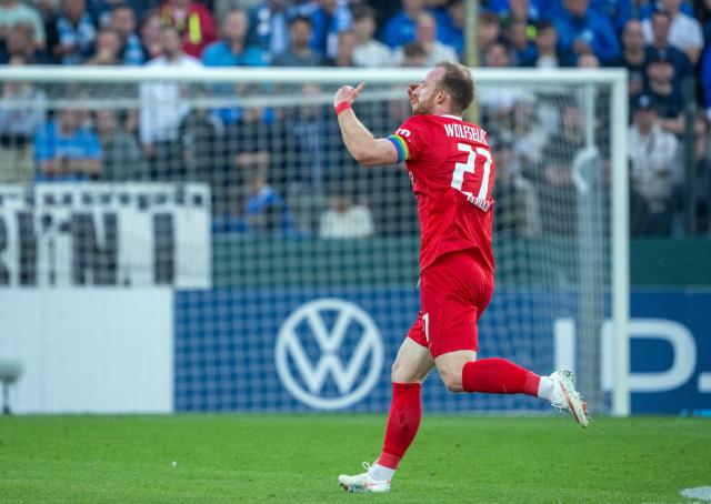 24 August 2026, Berlin: Wolfsburg's Maximilian Arnold celebrates scoring his side's first goal during the German DFB Cup first round soccer match between VSG Altglienicke and VfL Wolfsburg at Stadion auf dem Wurfplatz (Amateur Stadium). Photo: Soeren Stache/dpa - WICHTIGER HINWEIS: Gemäß den Vorgaben der Bundesliga bzw. des DFB Deutscher Fußball-Bund ist es untersagt, in dem Stadion und/oder vom Spiel angefertigte Fotoaufnahmen in Form von Sequenzbildern und/oder videoähnlichen Fotostrecken zu verwerten bzw. verwerten zu lassen.