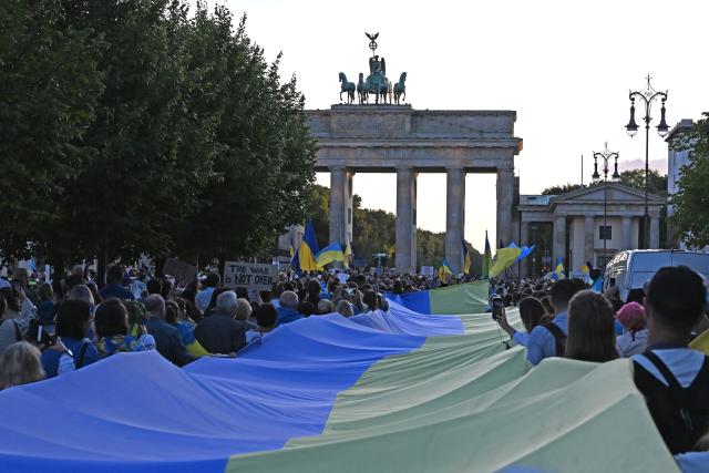 24 August 2026, Berlin: People take part in a demonstration to commemorate the victims of the war in Ukraine, on the occasion of the 35th anniversary of Ukraine's Independence Day. Photo: Michael Brandt/dpa