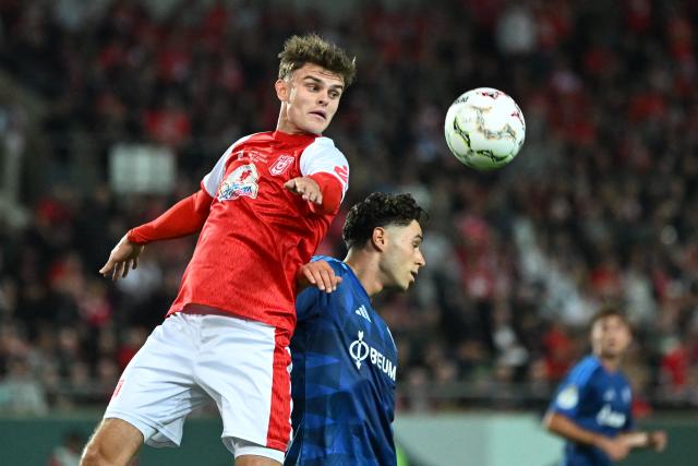 24 August 2026, Saxony-Anhalt, Halle/Saale: Hallescher's Fabrice Hartmann (L) and Schalke's Soufiane El-Faouzi battle for the ball during the German DFB Cup first round soccer match between Hallescher FC and FC Schalke 04 at Erdgas Sportpark. Photo: Hendrik Schmidt/dpa - WICHTIGER HINWEIS: Gemäß den Vorgaben der Bundesliga bzw. des DFB Deutscher Fußball-Bund ist es untersagt, in dem Stadion und/oder vom Spiel angefertigte Fotoaufnahmen in Form von Sequenzbildern und/oder videoähnlichen Fotostrecken zu verwerten bzw. verwerten zu lassen.