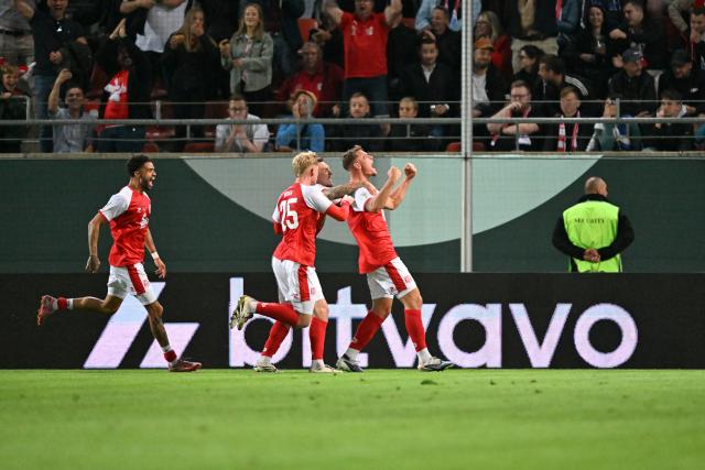 24 August 2026, Saxony-Anhalt, Halle/Saale: Hallescher's Vin Kastull (R) celebrates scoring his side's first goal with teammates during the German DFB Cup first round soccer match between Hallescher FC and FC Schalke 04 at Erdgas Sportpark. Photo: Hendrik Schmidt/dpa - WICHTIGER HINWEIS: Gemäß den Vorgaben der Bundesliga bzw. des DFB Deutscher Fußball-Bund ist es untersagt, in dem Stadion und/oder vom Spiel angefertigte Fotoaufnahmen in Form von Sequenzbildern und/oder videoähnlichen Fotostrecken zu verwerten bzw. verwerten zu lassen.