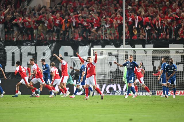 24 August 2026, Saxony-Anhalt, Halle/Saale: Hallescher FC players celebrate their side's second goal during the German DFB Cup first round soccer match between Hallescher FC and FC Schalke 04 at Erdgas Sportpark. Photo: Hendrik Schmidt/dpa - WICHTIGER HINWEIS: Gemäß den Vorgaben der Bundesliga bzw. des DFB Deutscher Fußball-Bund ist es untersagt, in dem Stadion und/oder vom Spiel angefertigte Fotoaufnahmen in Form von Sequenzbildern und/oder videoähnlichen Fotostrecken zu verwerten bzw. verwerten zu lassen.