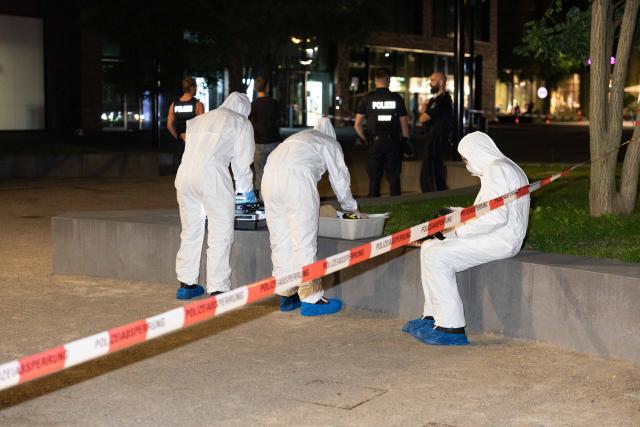24 August 2026, North Rhine-Westphalia, Cologne: Emergency responders are investigating the crime scene after a 41-year-old man was shot. A 41-year-old man was injured by at least one gunshot in Cologne-Muelheim. Shortly after the attack, police were able to apprehend a suspect. Photo: Jan Ohmen/dpa