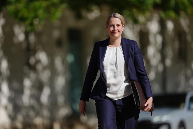 25 August 2026, Brandenburg, Neuhardenberg: Verena Hubertz (SPD), German Minister for Housing, Urban Development, and Construction, is attending the federal government's closed-door meeting at Neuhardenberg Castle. The Federal Cabinet is meeting here for two days. Photo: Kay Nietfeld/dpa