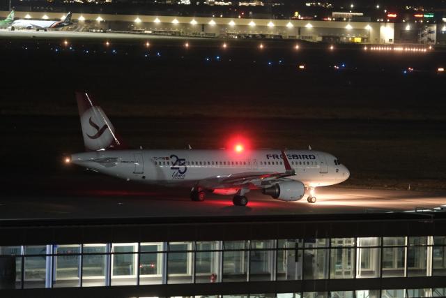 25 August 2026, Saxony, Schkeuditz: An airplane takes off from Leipzig-Halle Airport. The Federal Police used a chartered plane to transport Afghans who were required to leave the country back to their country of origin. Photo: Sebastian Willnow/dpa