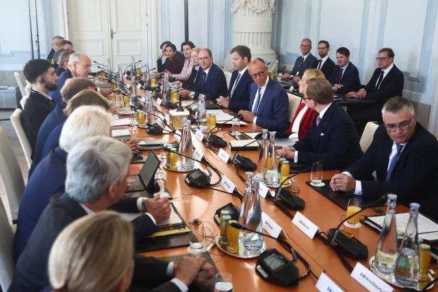 25 August 2026, Neuhardenberg: German Chancellor Friedrich Merz (4-R) is presiding over a session of the federal government's two-day closed-door meeting at Neuhardenberg Castle. Photo: Liesa Johannssen/Reuters/Pool/dpa
