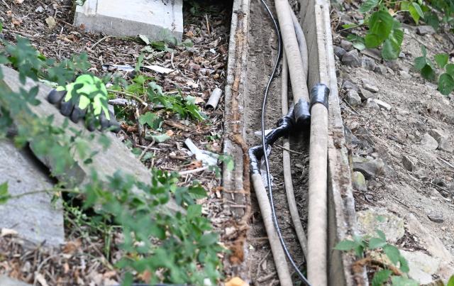 25 August 2026, Baden-Württemberg, Backnang: Damaged cables can be seen near the railroad tracks. There is suspicion of sabotage regarding the severed cables. Photo: Bernd Weißbrod/dpa
