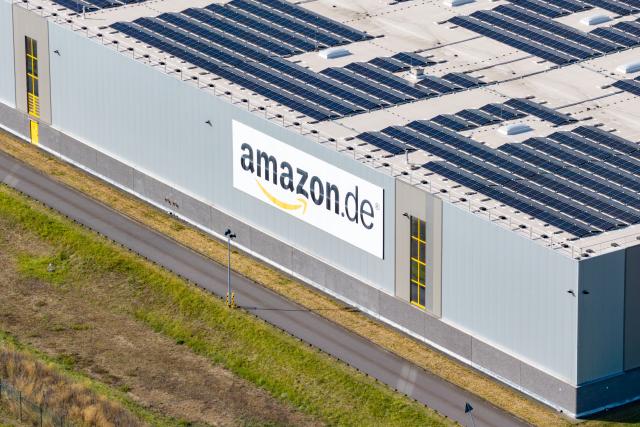 PRODUCTION - 25 August 2026, North Rhine-Westphalia, Rheinberg: An aerial view shows the Amazon logistics center in Rheinberg. Amazon is investing hundreds of millions of euros into the facility. Photo: Christoph Reichwein/dpa