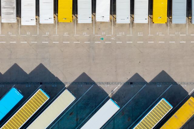 PRODUCTION - 25 August 2026, North Rhine-Westphalia, Rheinberg: Truck trailers are lined up at the loading docks of the Amazon logistics center. Amazon is investing hundreds of millions of euros into the facility. Photo: Christoph Reichwein/dpa
