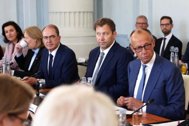 25 August 2026, Neuhardenberg: German Chancellor Friedrich Merz (R) chairs a session of the federal government's two-day closed-door meeting at Neuhardenberg Castle; next to him are Vice Chancellor and Finance Minister Lars Klingbeil (2-R) and Federal Minister of the Interior Alexander Dobrindt (3-L). Photo: Liesa Johannssen/Reuters/Pool/dpa