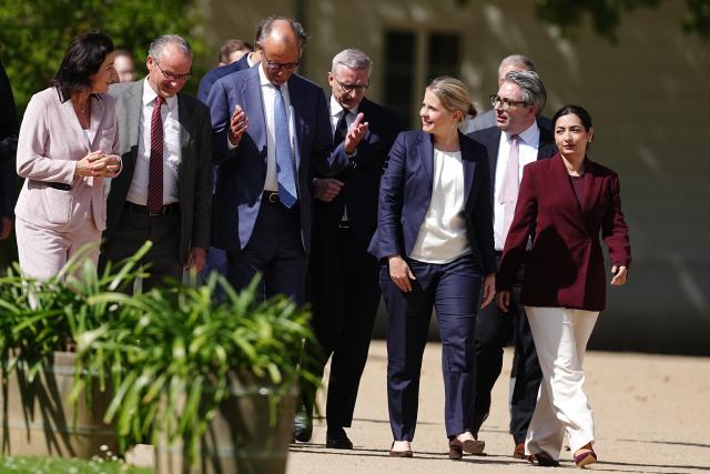 25 August 2026, Brandenburg, Neuhardenberg: German Chancellor Friedrich Merz (3-R) and members of the cabinet pose for a group photo at the federal government's closed-door meeting at Neuhardenberg Castle. The federal cabinet is meeting here for two days. Photo: Kay Nietfeld/dpa