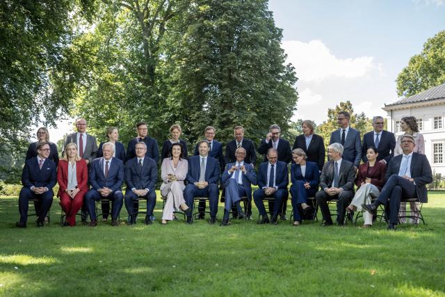 25 August 2026, Brandenburg, Neuhardenberg: German Chancellor Friedrich Merz (6th-R) and members of the cabinet stand and sit together for a group photo during the federal government's closed-door meeting at Neuhardenberg Castle. The federal cabinet is meeting here for two days. Photo: Michael Kappeler/dpa