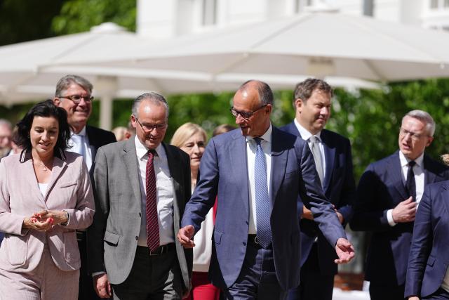 25 August 2026, Brandenburg, Neuhardenberg: German Chancellor Friedrich Merz (3-R) and members of the cabinet pose for a group photo during the federal government's closed-door meeting at Neuhardenberg Castle. The Federal Cabinet is meeting here for two days. Photo: Kay Nietfeld/dpa