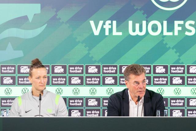 26 August 2026, Lower Saxony, Wolfsburg: Former German national team goalkeeper Almuth Schult (L) and VfL Wolfsburg's sporting director Dieter Hecking speak at a press conference during the Media Day for the Afghan Women's National Team at VfL Wolfsburg. Photo: Irving Villegas/dpa