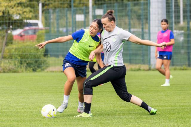 26 August 2026, Lower Saxony, Wolfsburg: Former German national team goalkeeper Almuth Schult (R) and Afghan soccer player Fatema Urfani battle for the ball at a training session during the Media Day for the Afghan Women's National Team at VfL Wolfsburg. Photo: Irving Villegas/dpa