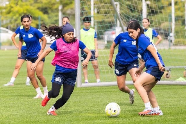 26 August 2026, Lower Saxony, Wolfsburg: Afghan soccer player Nazanin Salimi (L) takes part in a training session during the Media Day for the Afghan Women's National Team at VfL Wolfsburg. Photo: Irving Villegas/dpa