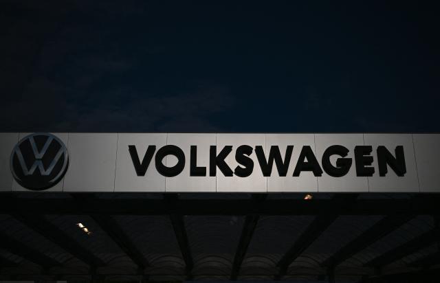26 August 2026, Saxony, Zwickau: The sun is shining on the factory gate at Volkswagen Sachsen in Zwickau. The automaker's CEO is scheduled to visit the Saxony plant amid the dispute over new cost-cutting measures. Photo: Hendrik Schmidt/dpa