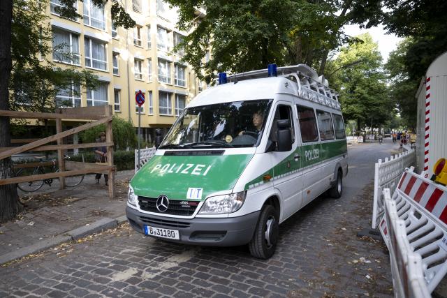 26 August 2026, Berlin: A police loudspeaker truck is driving through the bomb disposal cordon, after an aerial bomb from World War II was found in the canal. Photo: Christophe Gateau/dpa