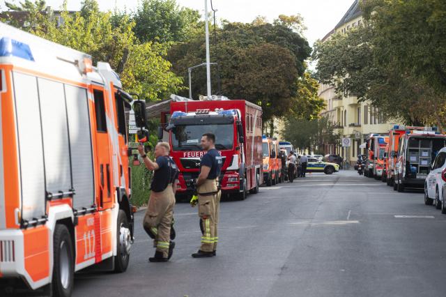 26 August 2026, Berlin: Firefighters stand at the edge of the bomb disposal cordon, after an aerial bomb from World War II was found in the canal. Photo: Christophe Gateau/dpa