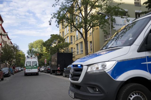 26 August 2026, Berlin: A police car is parked in front of a senior citizens' home that is located within the bomb disposal exclusion zone, after an aerial bomb from World War II was found in the canal. Photo: Christophe Gateau/dpa