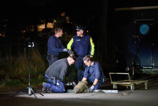 26 August 2026, Berlin: Police officers from the Explosive Ordnance Disposal Unit stand next to a defused bomb. An aerial bomb from World War II was found in the canal. Photo: Annette Riedl/dpa