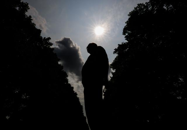 FILED - 04 June 2025, Lower Saxony, Hannover: File Photo - A man stands in the midday sun at the Georgengarten during the nationwide Heat Awareness Day. Photo: Julian Stratenschulte/dpa