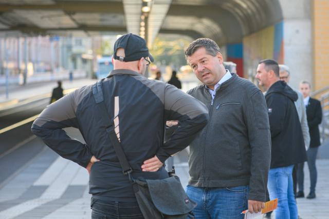 27 August 2026, Saxony-Anhalt, Magdeburg: Sven Schulze (CDU), Minister-President of Saxony-Anhalt, is talking to a passerby at the tram stop in front of the main train station. The CDU had set up an information booth there. The state election in Saxony-Anhalt will take place on September 6, 2026. Photo: Klaus-Dietmar Gabbert/dpa