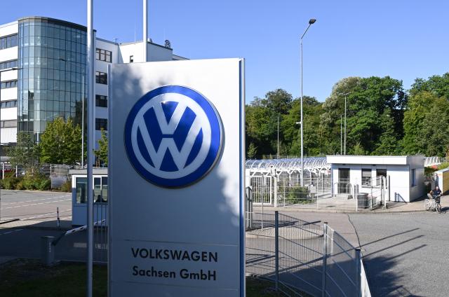27 August 2026, Saxony, Chemnitz: A view of the Volkswagen engine plant in Chemnitz. A staff meeting is taking place at the plant this morning. Amid the dispute over new cost-cutting measures at VW, the works council is calling for a series of special staff meetings at all major locations. Photo: Hendrik Schmidt/dpa