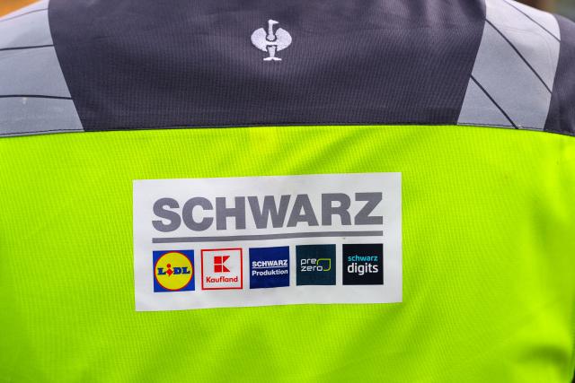 FILED - 18 August 2026, Brandenburg, Luebbenau: File Photo - A worker wears a Schwarz Group safety vest on the construction site for a data center. Photo: Patrick Pleul/dpa