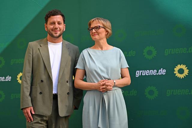 27 August 2026, Berlin: Felix Banaszak (L), federal chair of Alliance 90/The Greens, and Franziska Brantner, the federal chair of Alliance 90/The Greens, stand side by side before the start of a closed-door meeting. On Thursday and Friday, the party's Federal Executive Committee will convene for a closed-door meeting. Photo: Michael Brandt/dpa
