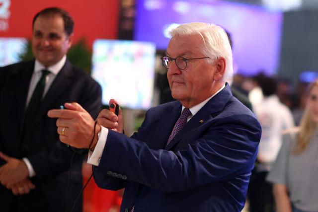 27 August 2026, North Rhine-Westphalia, Cologne: German President Frank-Walter Steinmeier trying his hand at virtual archery at the Nintendo booth at Gamescom, the world's largest computer and video game trade show. Photo: Christoph Reichwein/dpa