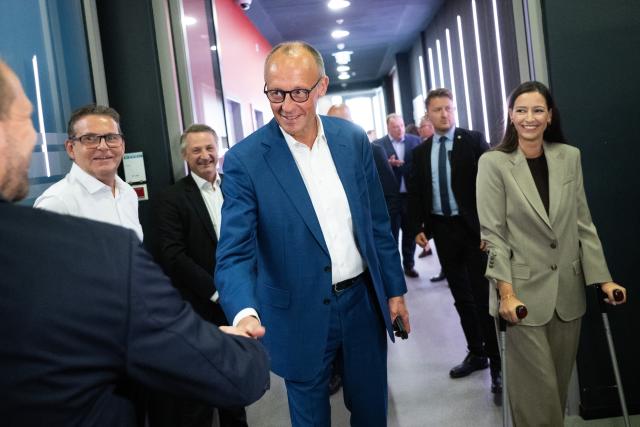 27 August 2026, Berlin: German Chancellor Friedrich Merz arrives to attend the RTL show "At the Table with Friedrich Merz". Photo: Sebastian Christoph Gollnow/dpa