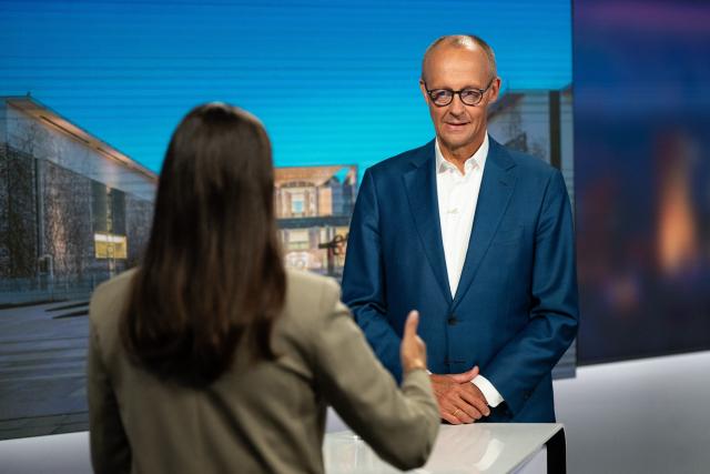 27 August 2026, Berlin: German Chancellor Friedrich Merz (R) speaks with Pinar Atalay on the RTL program "At the Table with Friedrich Merz". Photo: Sebastian Christoph Gollnow/dpa