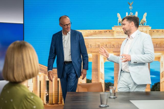 27 August 2026, Berlin: German Chancellor Friedrich Merz (C) speaks on the RTL program "At the Table with Friedrich Merz". Photo: Sebastian Christoph Gollnow/dpa