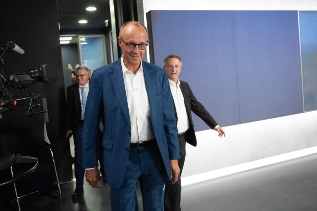 27 August 2026, Berlin: German Chancellor Friedrich Merz arrives to attend the RTL show "At the Table with Friedrich Merz". Photo: Sebastian Christoph Gollnow/dpa