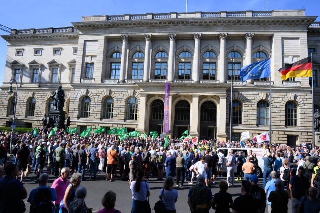 27 August 2026, Berlin: Police, fire department, and government employees take part in a protest organized by the Berlin Police Union (GdP) in front of the Berlin House of Representatives, to demand fair pay. The State of Berlin must enact a corrective law by March 31, 2027, to rectify the salaries for the years 2008 through 2020, which were set too low for years and have been ruled unconstitutional by the Federal Constitutional Court. Photo: Bernd von Jutrczenka/dpa