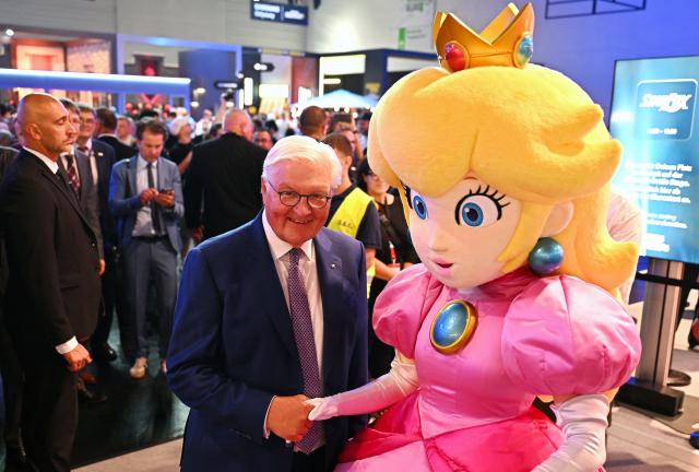 27 August 2026, North Rhine-Westphalia, Cologne: German President Frank-Walter Steinmeier greeted at the Nintendo booth by Princess Peach, a character from the Super Mario series, at the Nintendo booth at Gamescom, the world's largest computer and video game trade show. Photo: Wolf von Dewitz/dpa