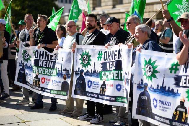 27 August 2026, Berlin: Police, fire department, and government employees take part in a protest organized by the Berlin Police Union (GdP) in front of the Berlin House of Representatives, to demand fair pay. The State of Berlin must enact a corrective law by March 31, 2027, to rectify the salaries for the years 2008 through 2020, which were set too low for years and have been ruled unconstitutional by the Federal Constitutional Court. Photo: Bernd von Jutrczenka/dpa